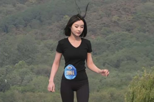 挺拔身姿甜美少女勇闯关卡