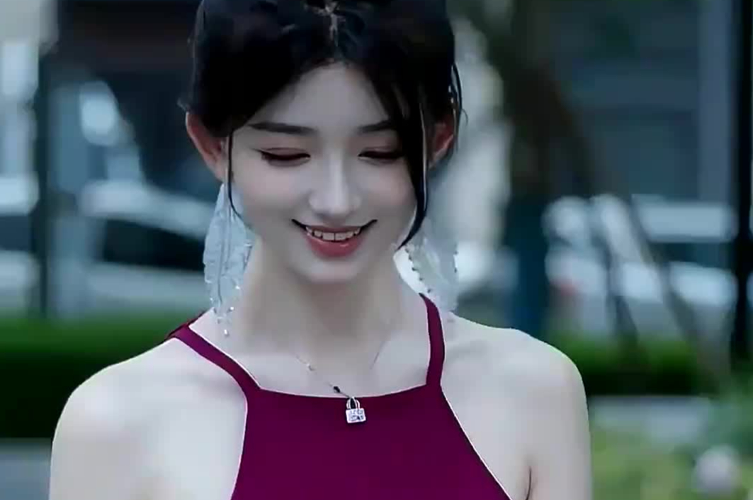 街拍美女吊带紧身连衣裙配超短裙完全被迷倒了