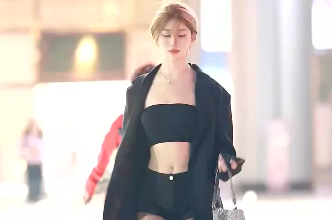 街拍完美身材美女抹胸上衣配黑色短裤