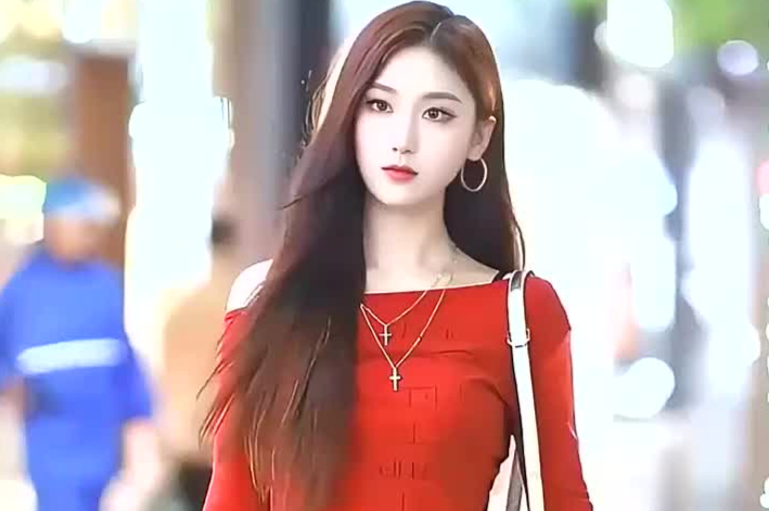 街拍甜美少女露脐上衣搭配紧身牛仔裤完美曲线