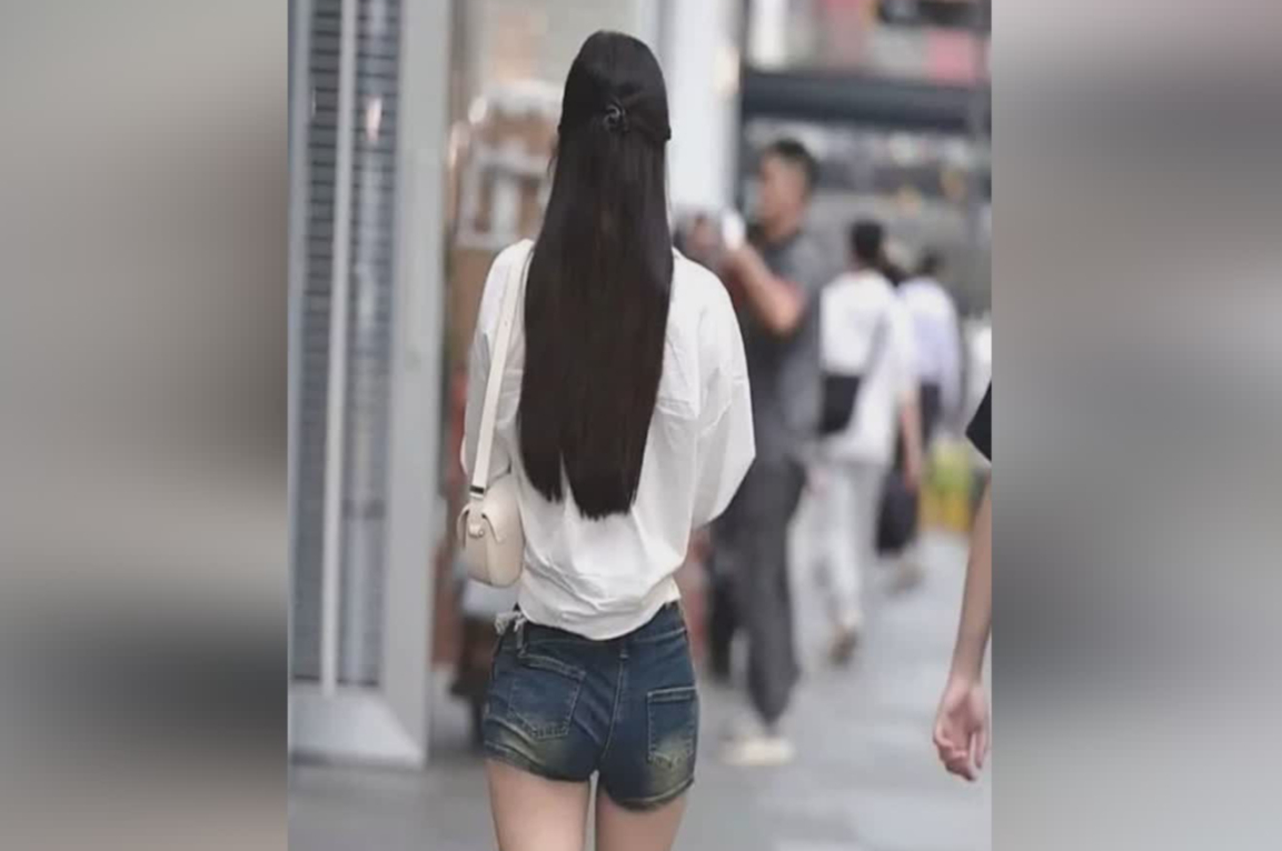 街拍惊艳美女白色衬衫加上牛仔短裤穿搭修长美腿