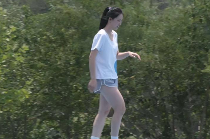 白色T恤配灰色短裤美女挑战自我