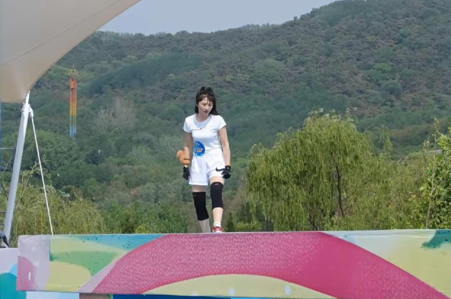 美女身穿白色运动套装挑战男生女生向前冲