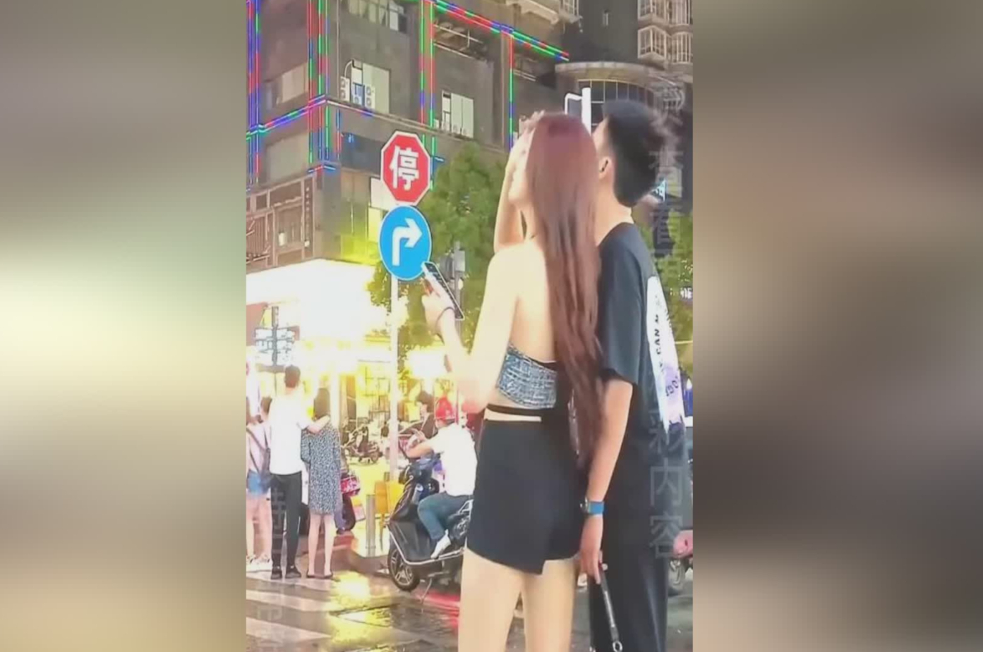 街头女神露脐上衣颜值爆表黑色短裤