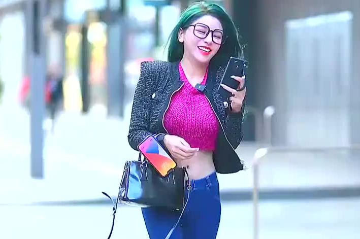 美女街拍蓝色紧身牛仔裤气质惊艳动人