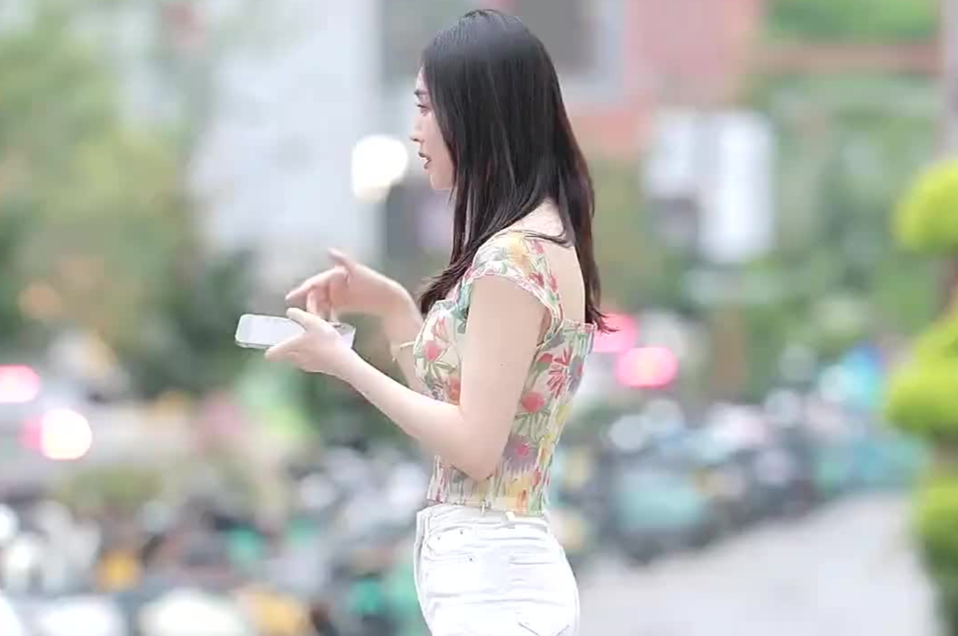 街头偶遇气质美女碎花上衣白色牛仔惊艳瞬间