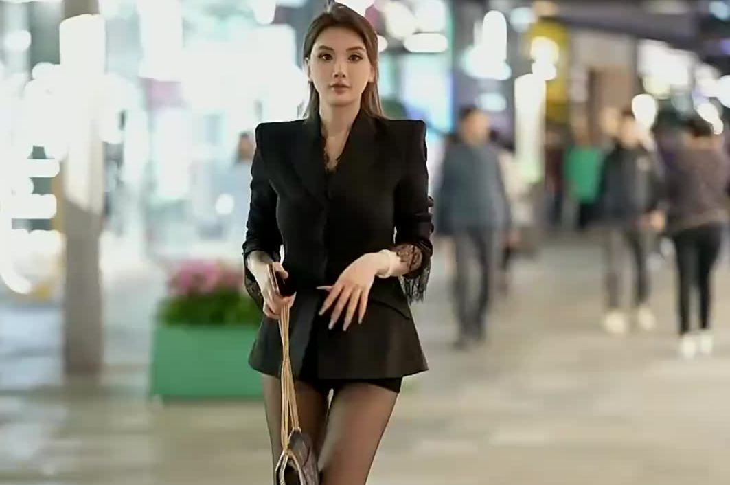街拍美女热裤黑丝美腿完美身材