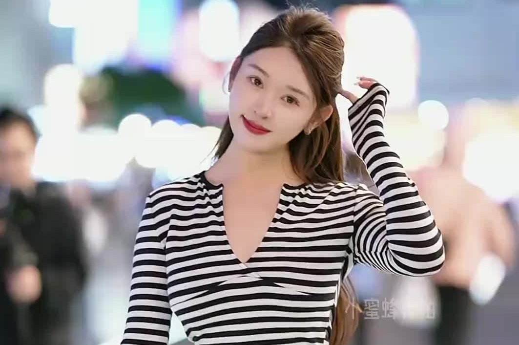 街拍清纯美女黑白条纹紧身上衣配卡其色紧身裤