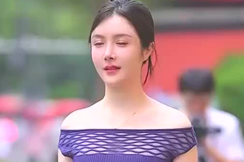 紫色一字肩凸显锁骨柔美魅力，紧身裤秀美腿腰臀比例