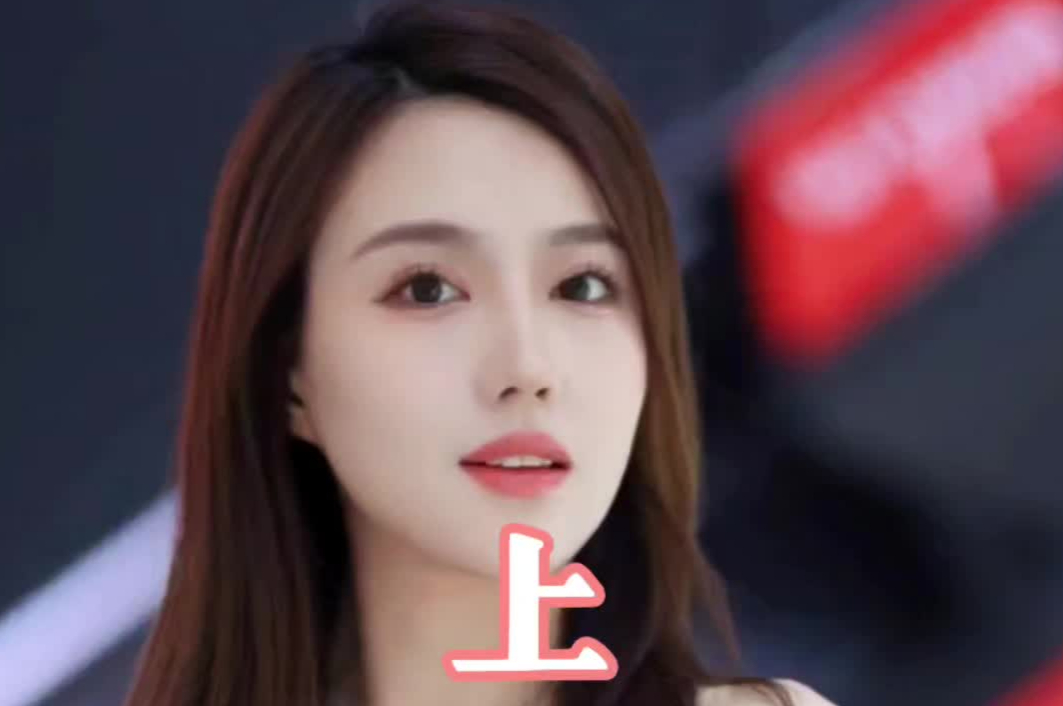 上海车展身穿白色连衣裙的美女车模