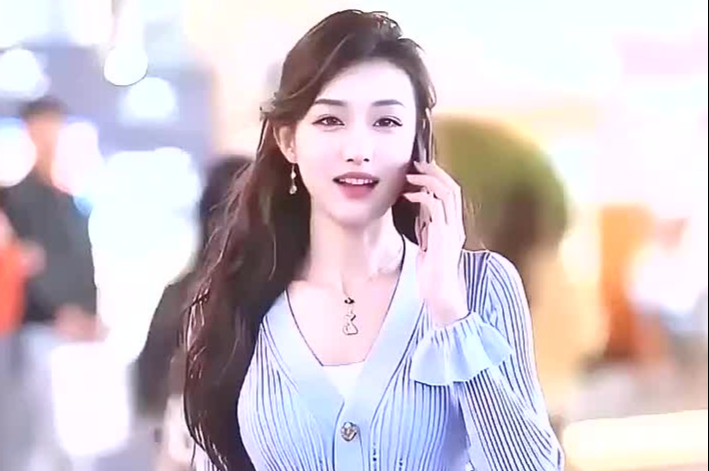 邂逅街拍美女针织套装修身长裙魅力四射