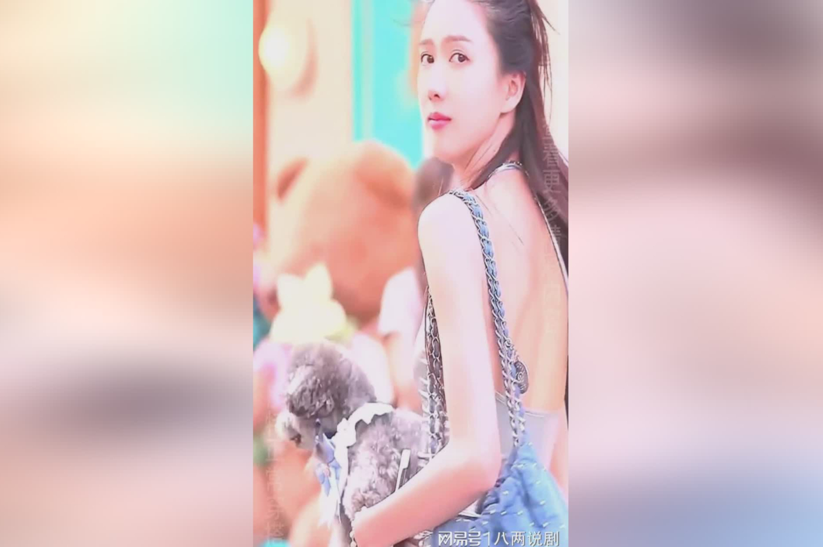 街头偶遇气质美女吊带背心破洞牛仔裤热辣身材成街头亮点