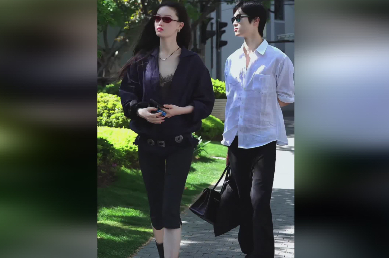 上海街拍碰到黑色露腰上衣加牛仔喇叭裤美女