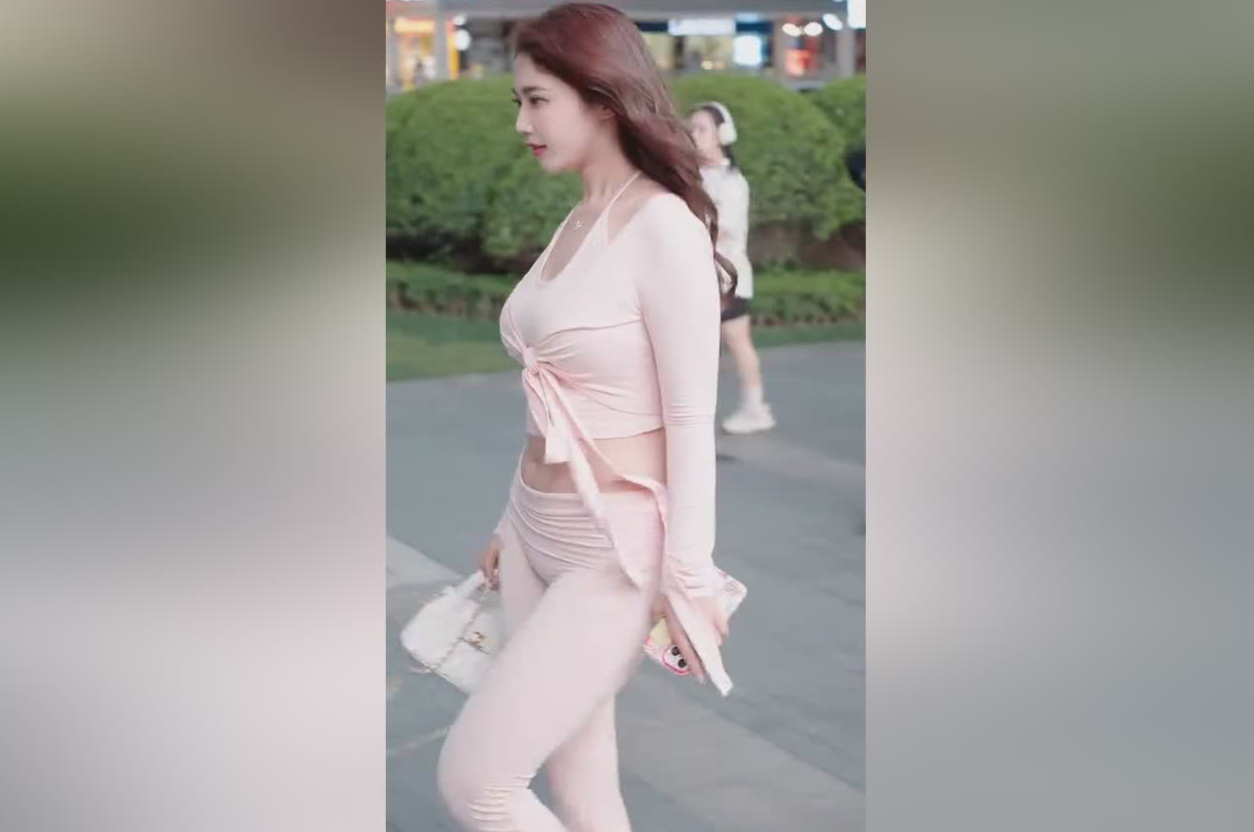 女神级街拍粉色休闲颜值超高美女引领潮流的穿搭