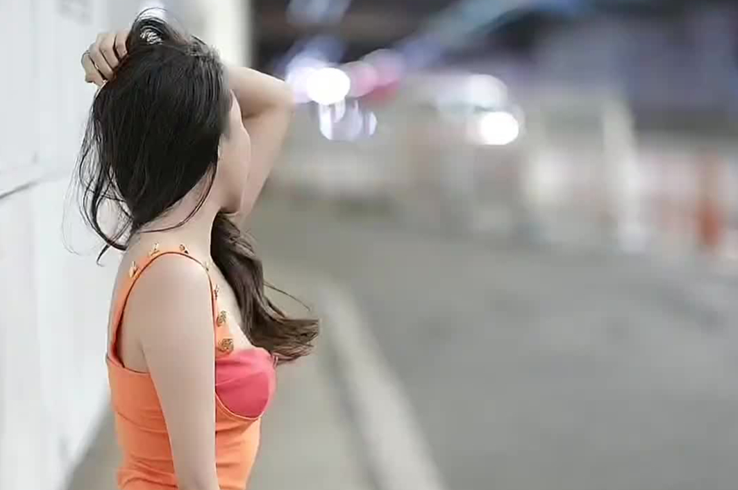 在地下通道美女身材连衣裙配黑色丝袜引领穿搭时尚