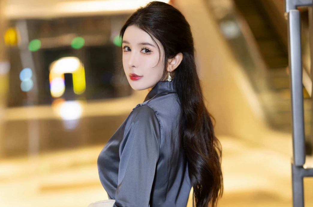 李丽莎超短包臀裙白皙玉腿尤物蜜桃臀饱满酥胸