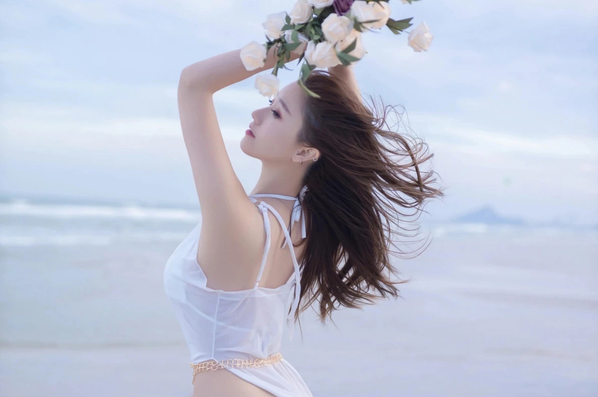 杏子Yada沙滩白色纱裙雪白肌肤美腿翘臀甜美少女沙滩写真