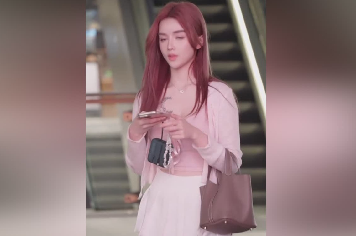 酒红色长发薄款开衫微漏胸前纹身百褶短裙秀修长美腿