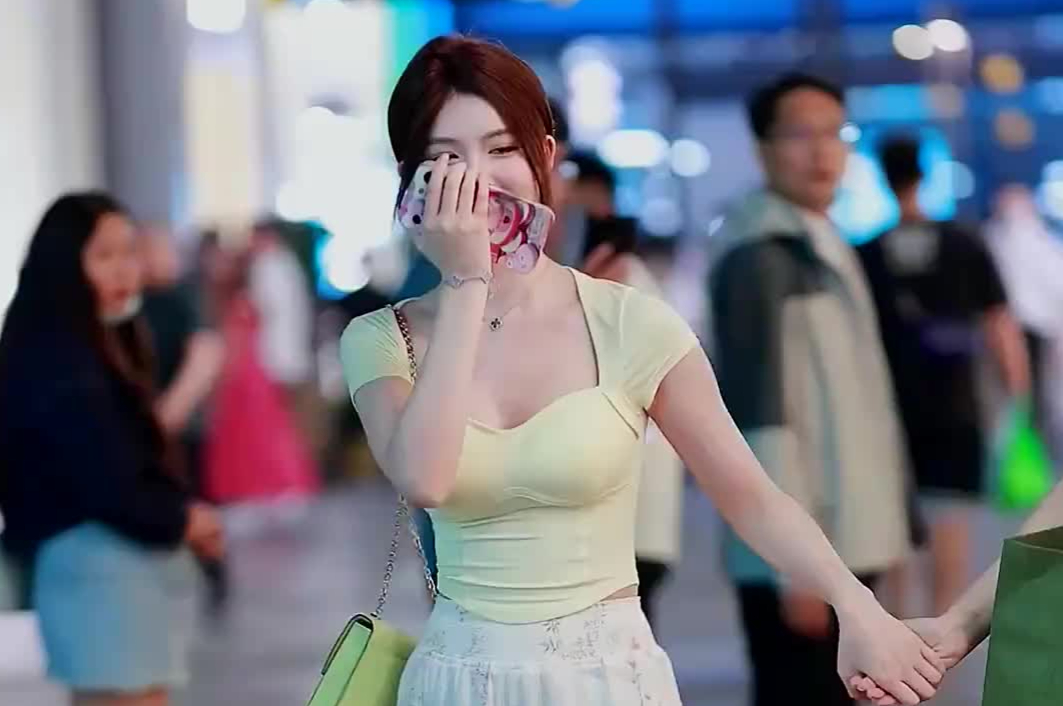 紧身雪肌美胸长腿女神惊艳街拍