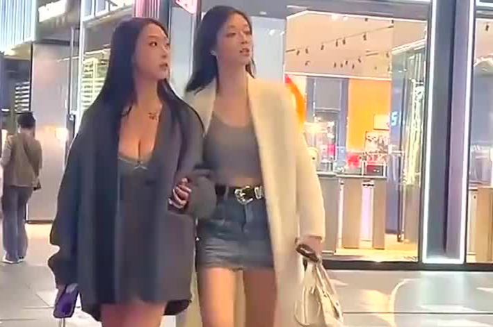 阳光下最美的女孩低胸吊带露脐上衣配牛仔短裙