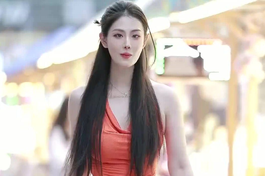 街头邂逅吊带背心黑色长裤气质美女