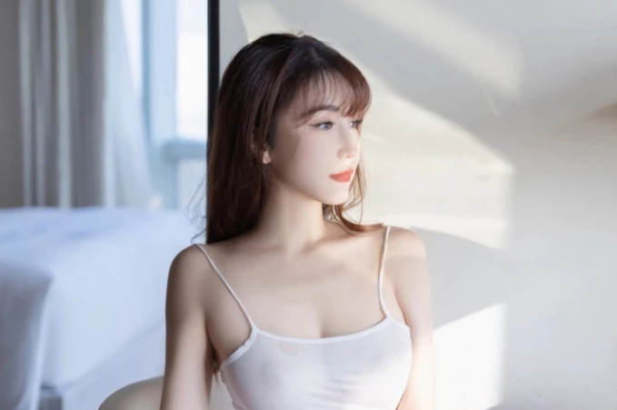 陆萱萱透明吊带连衣裙真空无内秀完美曲线挺拔美胸性感蜜桃臀