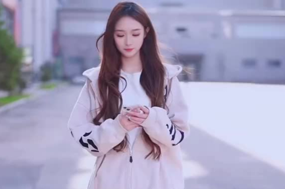 街拍清纯甜美少女白色卫衣配紧身牛仔裤