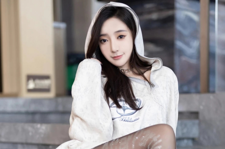 王馨瑶甜美清纯少女针织衫配黑色丝袜秀雪肌美腿翘臀