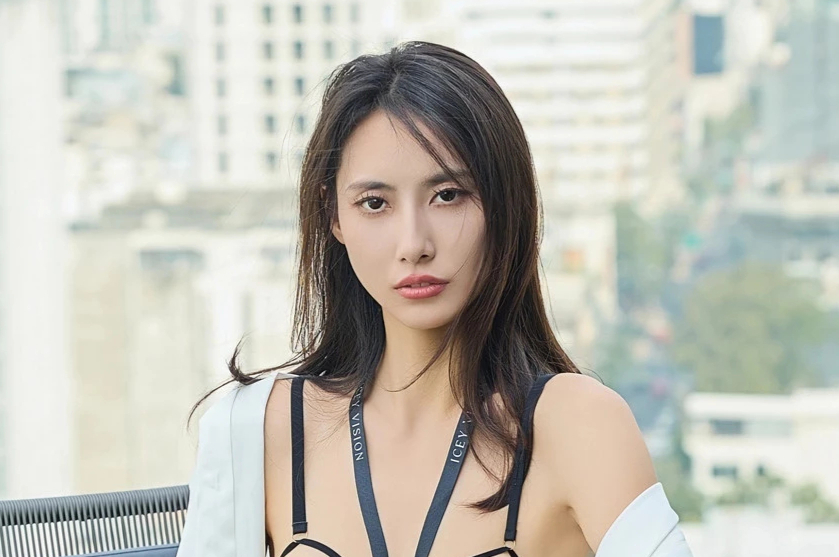 Lingyu69衬衫短裙秀蜜桃臀美腿性感尤物