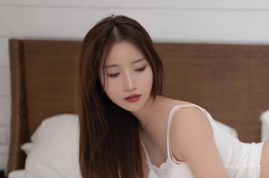 杏子Yada甜美少女身穿OL套装雪肌美腿翘臀尤物