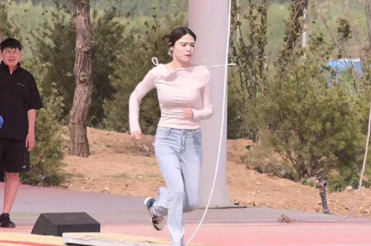 2025快乐向前冲肥城泰山桃花源美女紧身长袖