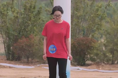 眼镜妹身穿红色短袖勇闯难关