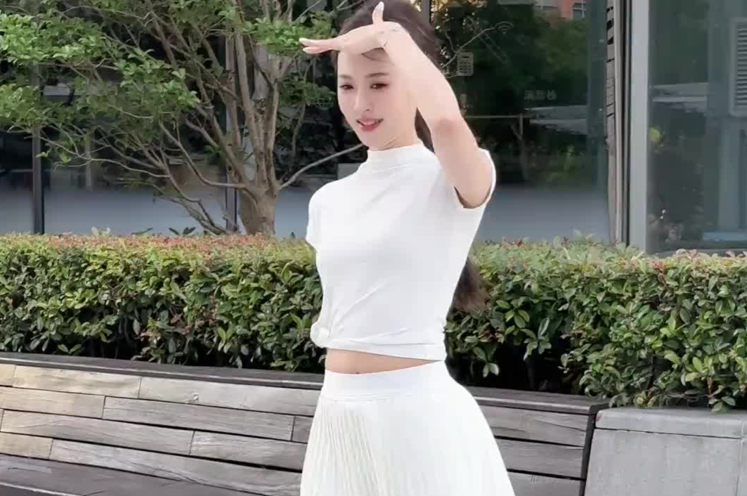 街拍街头偶遇网红美女迷你百褶裙惊艳瞬间