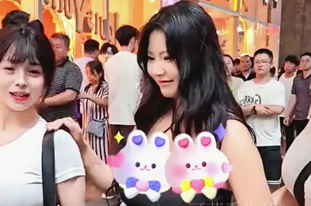 三姐妹出门逛街街拍小哥坐不住了