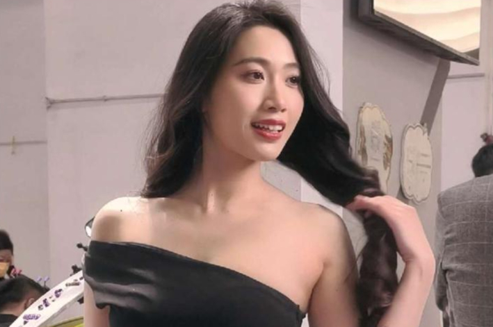街头偶遇完美身材紧身连衣裙展现修长美腿