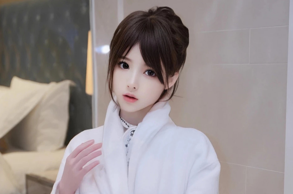 梦灵儿Mini白色丝袜蜜桃臀长腿傲人美胸