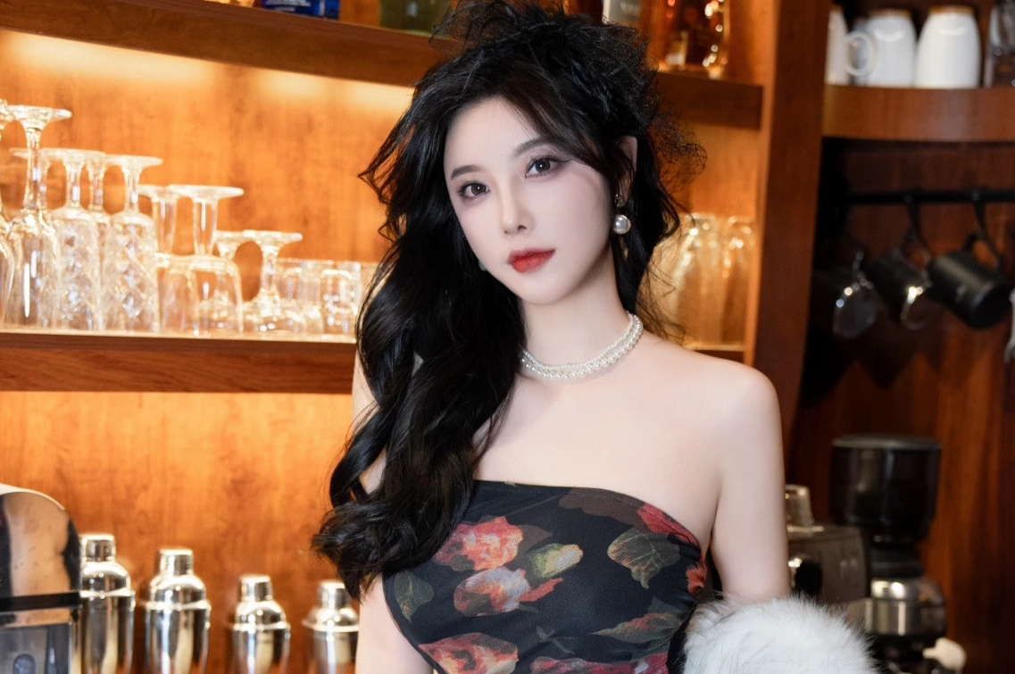 杨晨晨Yome御姐紧身连衣裙蜜桃臀长腿尤物