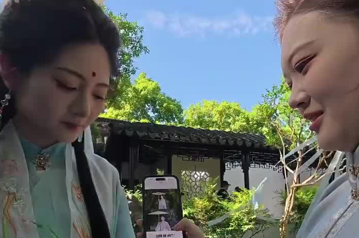 摄影师在苏州园林街拍汉服小姐姐