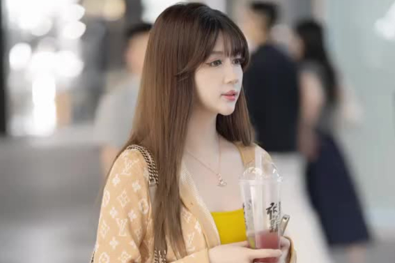 甜美清纯白皙少女身穿LV针织衫街拍惊艳路人