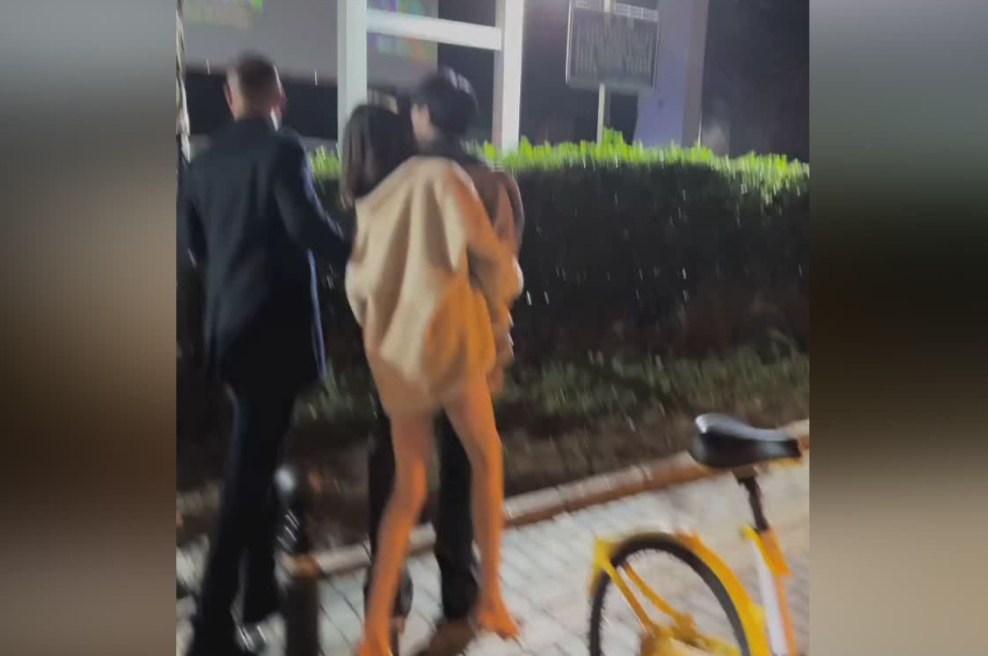 街拍美女：令人惊艳的长腿和雪白肌肤