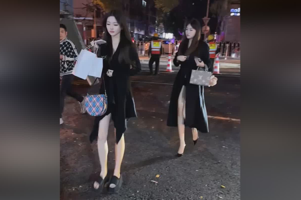 街拍女神：黑色风衣白皙美肌修长美腿
