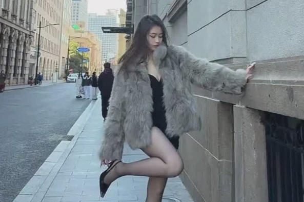 高清街拍：白皙动人毛绒外套黑色丝袜