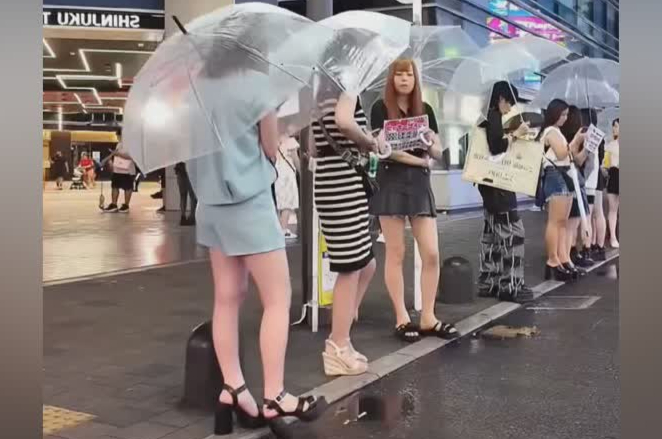 街头偶遇气质美女吊带裙惊艳瞬间