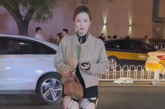 街拍美女米色外套短裤镂空丝袜