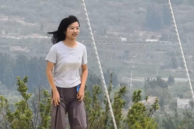 眼睛美女白色短袖灰色运动裤勇闯男生女生向前冲