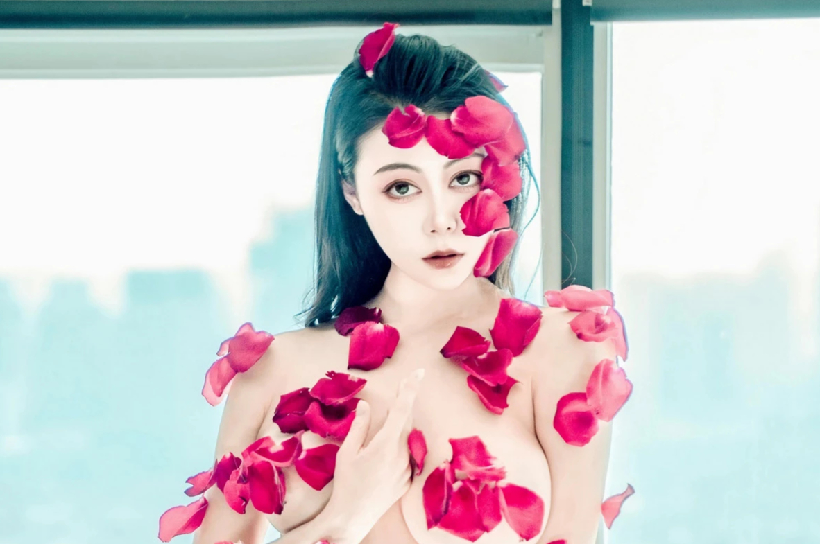 瑜伽喵浴室私房玫瑰花辫贴满身体秀完美曲线