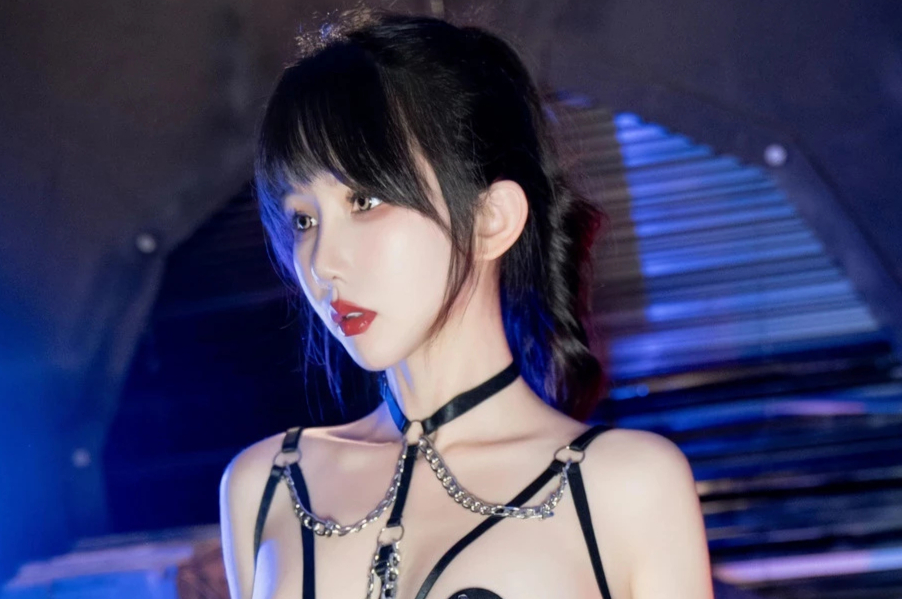 波巧酱冷白皮御姐长腿翘臀性感诱人