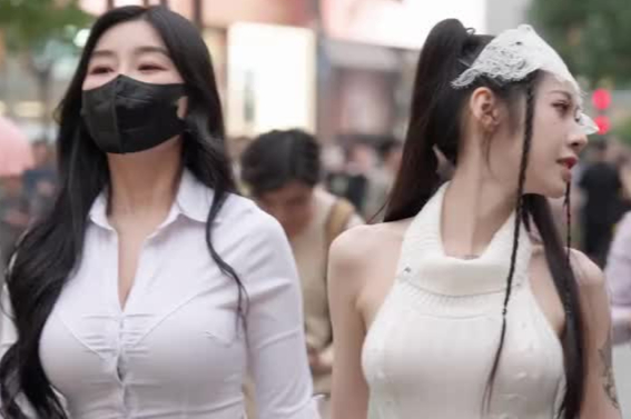 丰满曲线令人惊艳的街拍美女