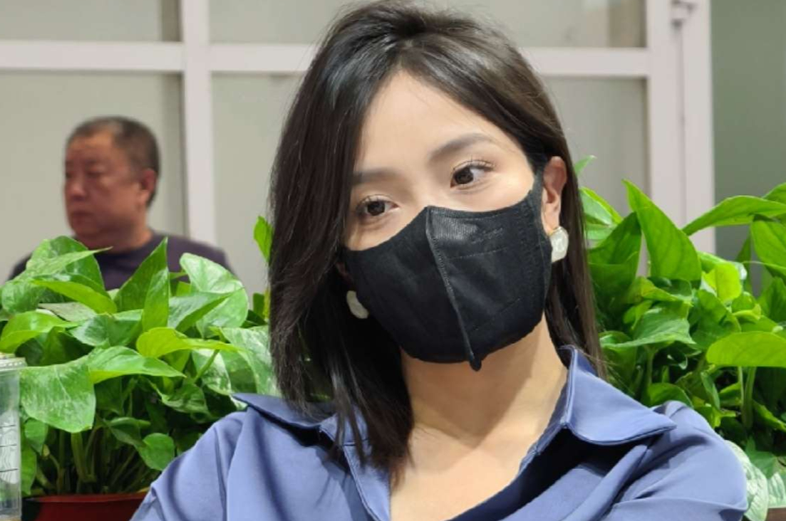 街拍甜美美女蓝色衬衫黑色皮裙
