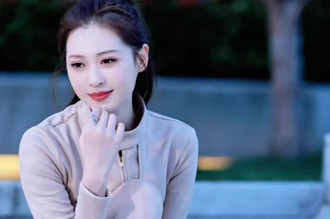 街拍阳光甜美优雅美女雪白肌肤真漂亮